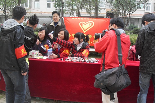 武汉应用科技学校志愿者回收废旧电池.jpg
